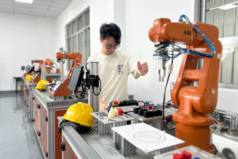 Giảng viên Lao Youqian đang điều chỉnh thiết bị đào tạo tại Trung tâm Giáo dục nghề nghiệp, Phật Sơn, tỉnh Quảng Đông, tháng 6 năm 2025.