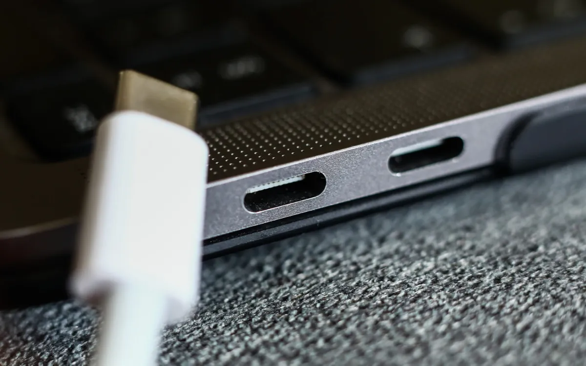 Có nên sử dụng bộ sạc USB-C của laptop để sạc smartphone? - Ảnh 1.