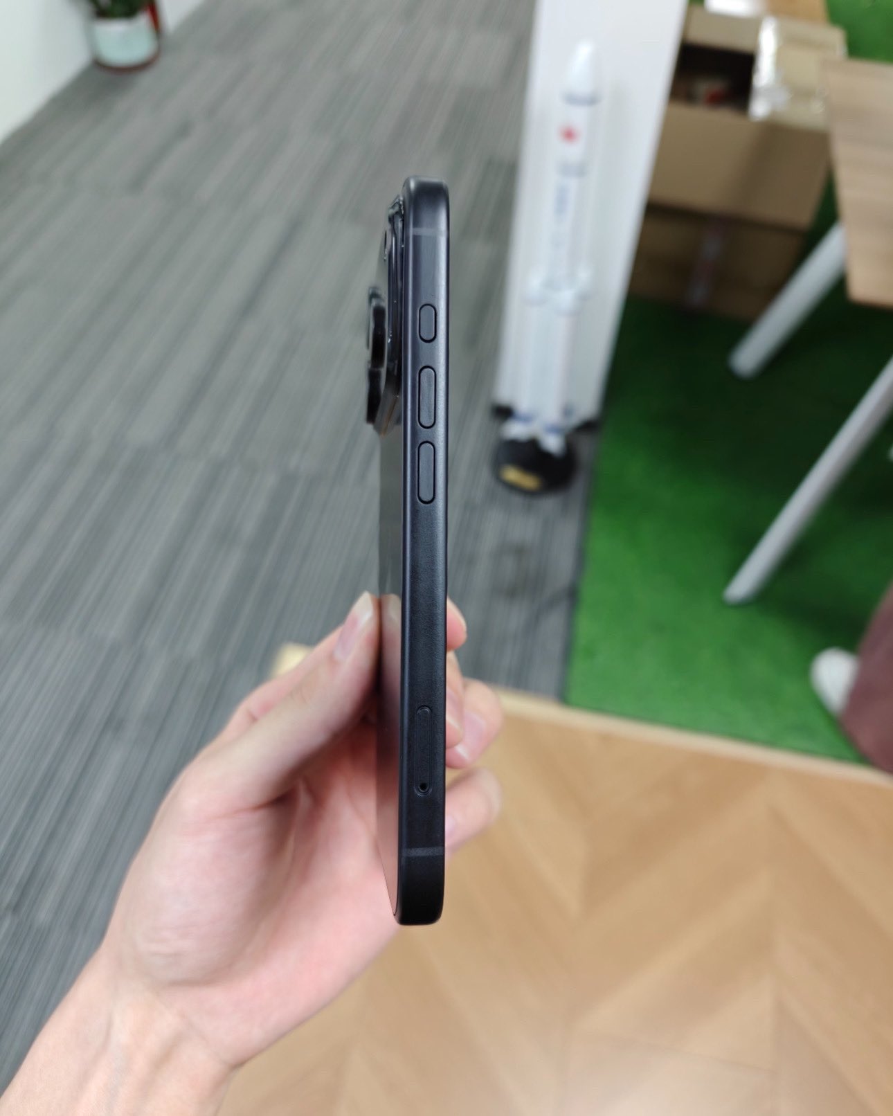 Rò rỉ hình ảnh iPhone 17 Pro với cụm camera ấn tượng - Ảnh 2.