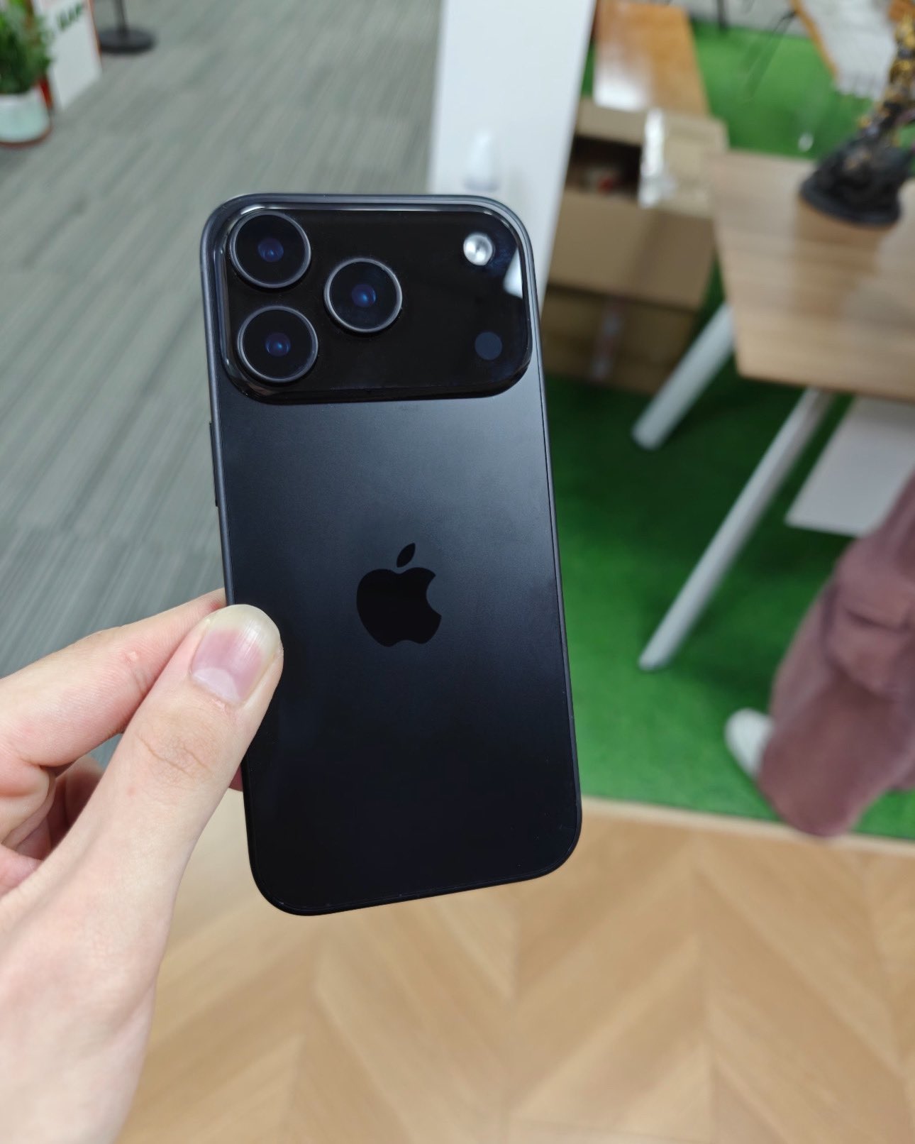 Rò rỉ hình ảnh iPhone 17 Pro với cụm camera ấn tượng - Ảnh 1.