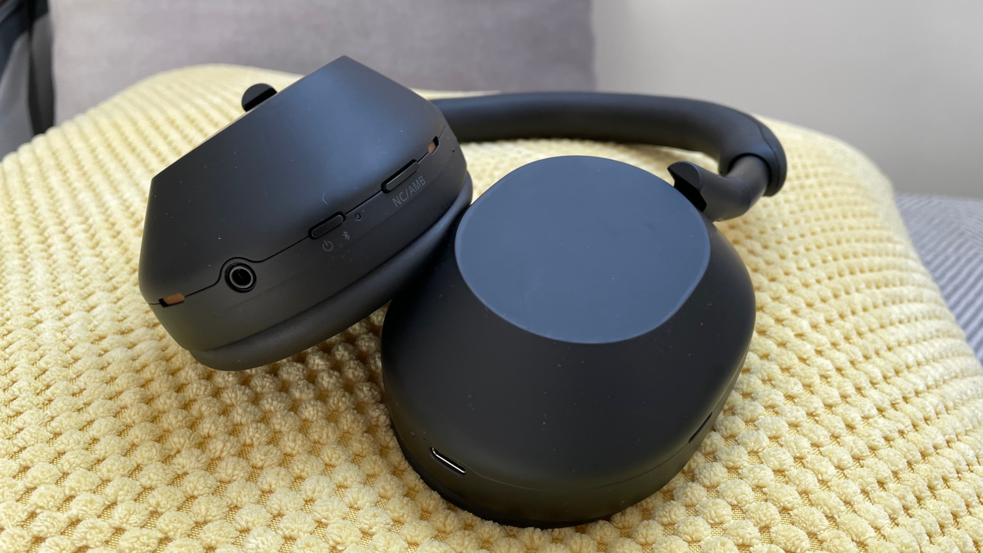 Sony WH-1000XM5 ‘lên bàn cân’ với Bose QuietComfort 700: Cuộc đối đầu tai nghe chống ồn cao cấp, ai xứng đáng hơn?- Ảnh 9.