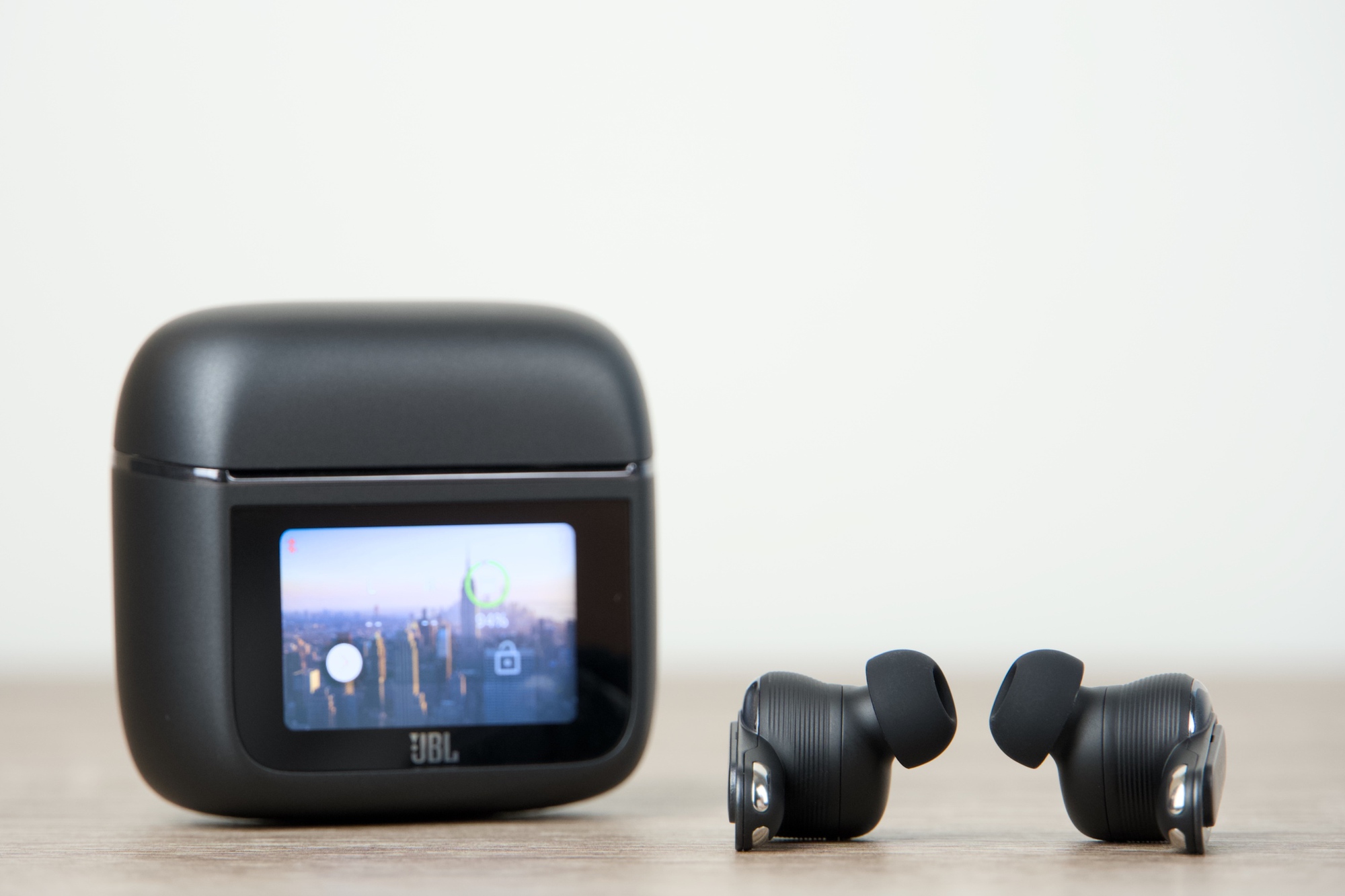 Trải nghiệm JBL Tour Pro 3: Khi công nghệ chạm đến cảm xúc, nhưng có đủ sức nặng để giữ lại người dùng?- Ảnh 6.