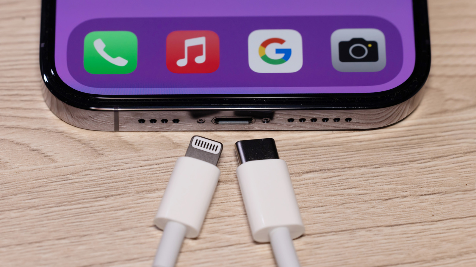 Sạc iPhone nơi công cộng: Nguy cơ bảo mật hay chỉ là nỗi lo không cần thiết?- Ảnh 1.