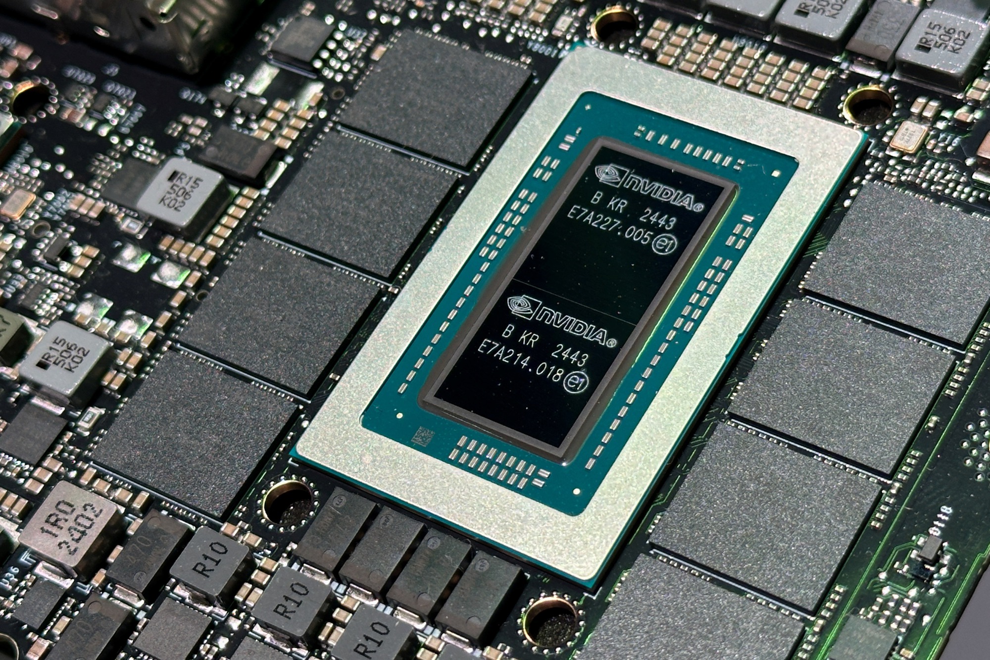 Mỹ xem xét công nghệ theo dõi vị trí chip AI để ngăn chặn rò rỉ sang Trung Quốc - Ảnh 1.