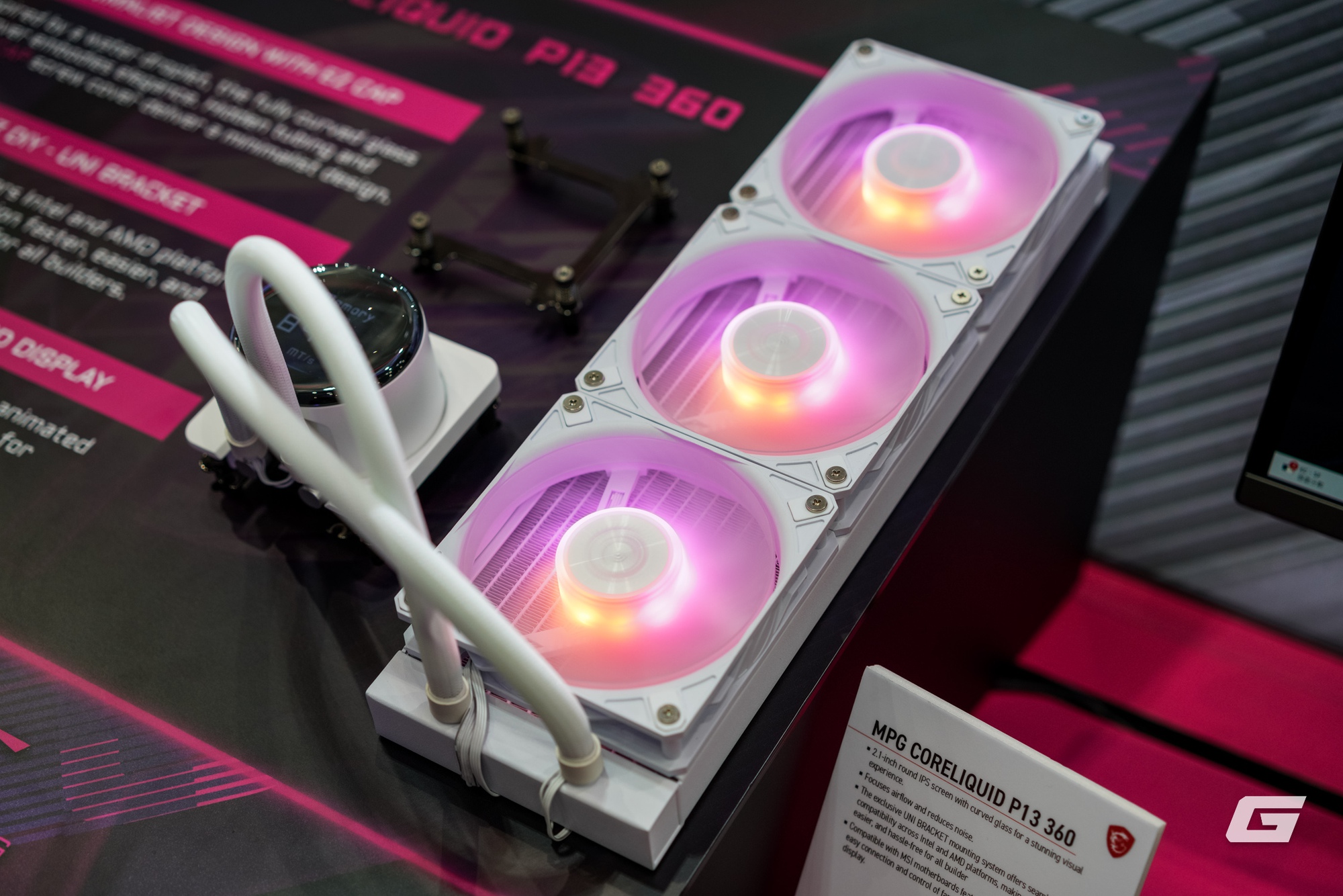 Dạo qua gian hàng MSI tại Computex 2025: GPU mạ Titan, tản nhiệt CPU mà có màn hình... to như smartphone- Ảnh 17.