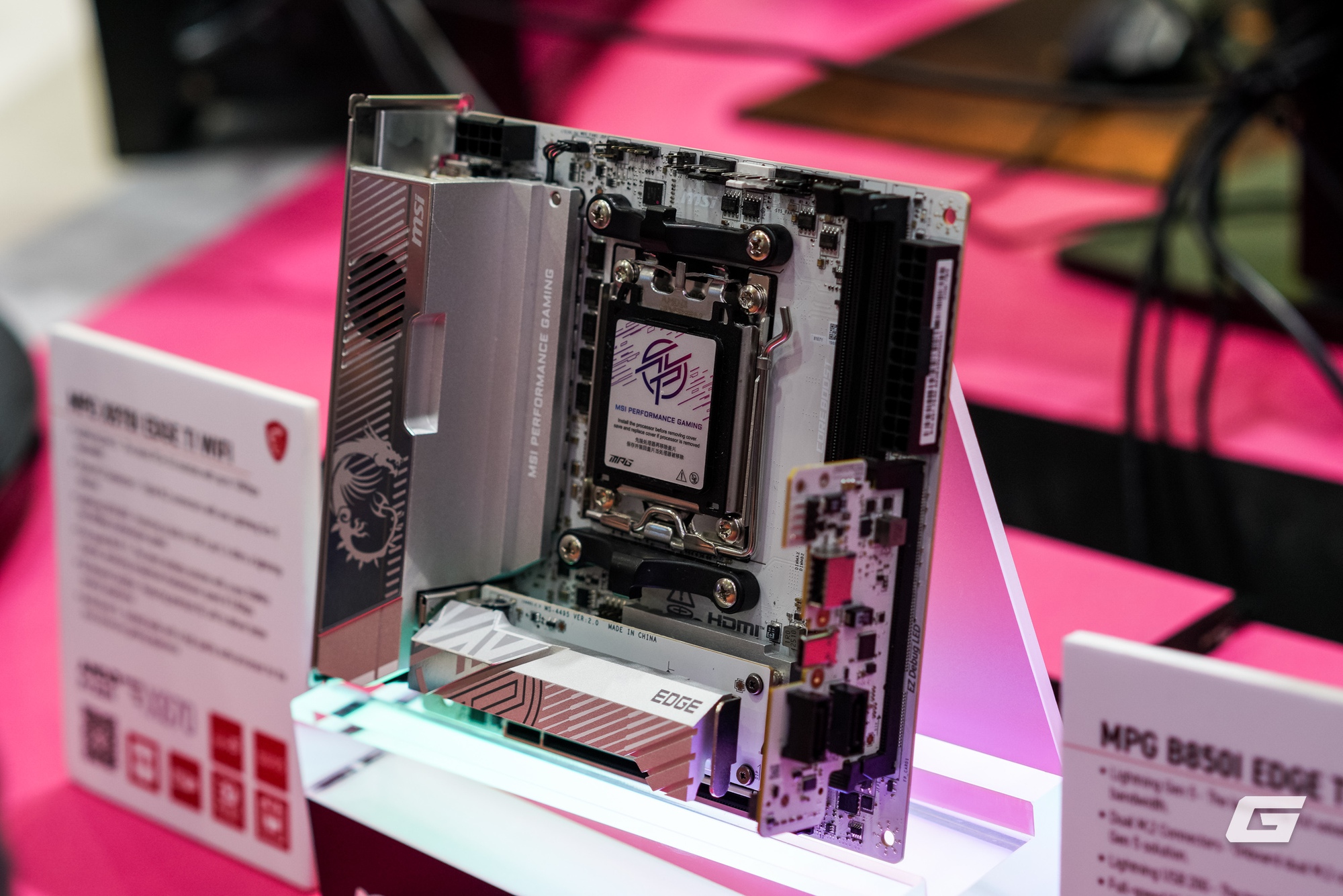 Dạo qua gian hàng MSI tại Computex 2025: GPU mạ Titan, tản nhiệt CPU mà có màn hình... to như smartphone- Ảnh 8.