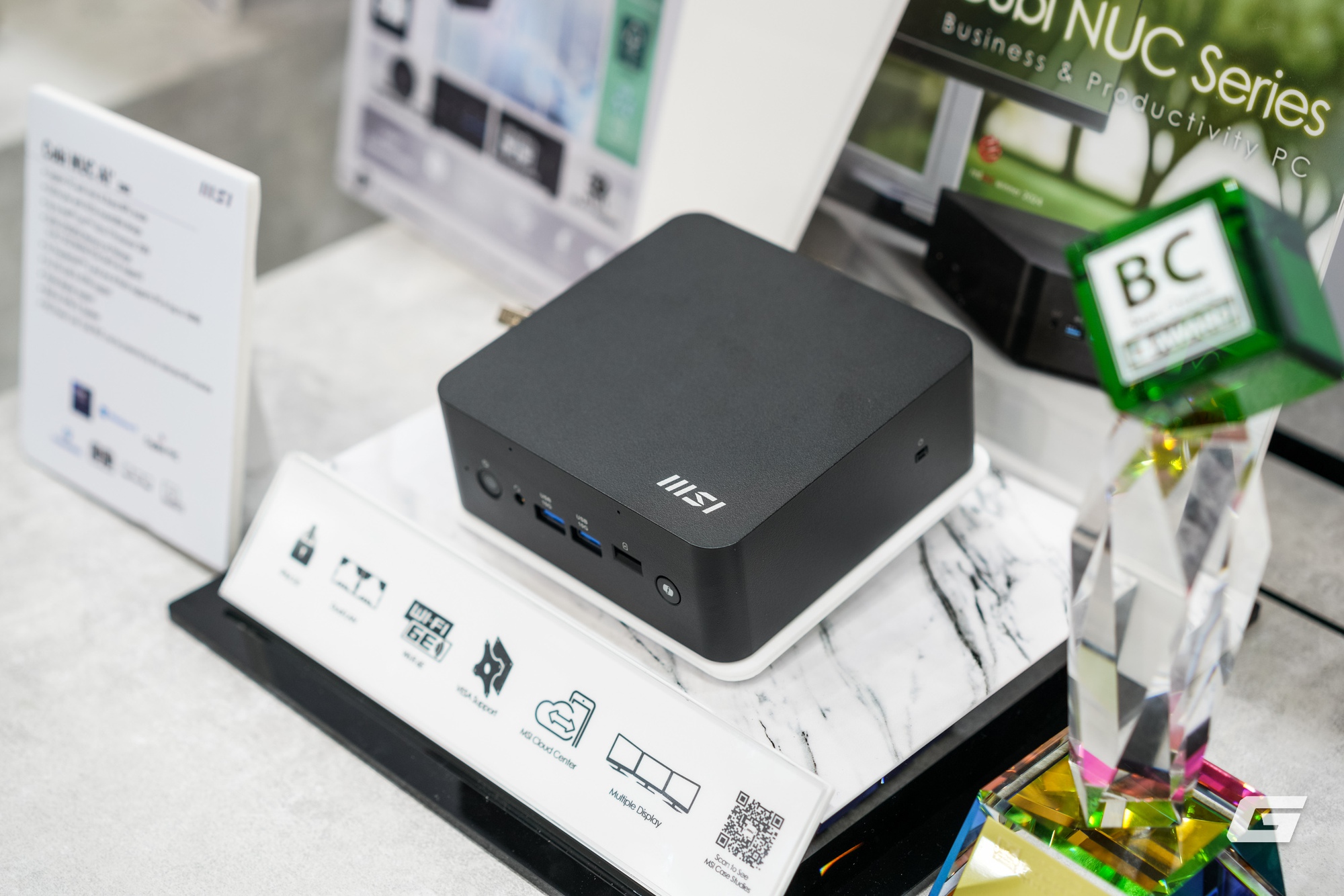 Dạo qua gian hàng MSI tại Computex 2025: GPU mạ Titan, tản nhiệt CPU mà có màn hình... to như smartphone- Ảnh 1.