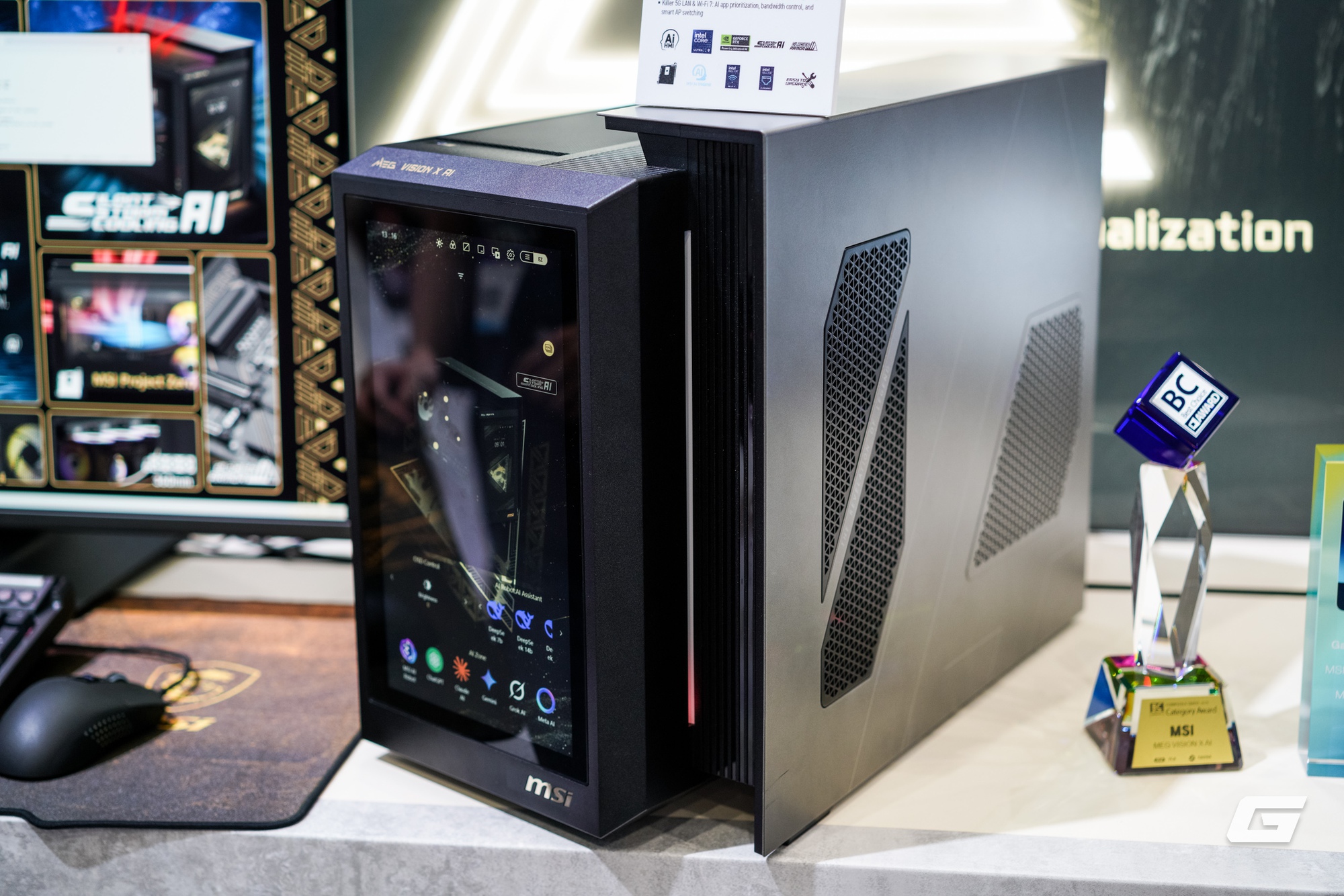 Dạo qua gian hàng MSI tại Computex 2025: GPU mạ Titan, tản nhiệt CPU mà có màn hình... to như smartphone- Ảnh 6.