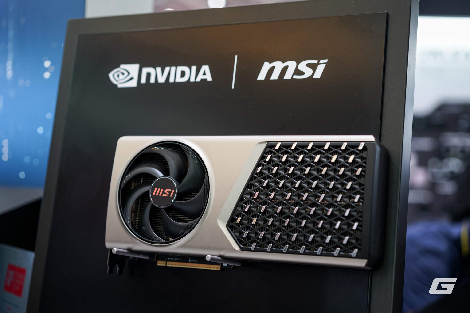 Dạo qua gian hàng MSI tại Computex 2025: GPU mạ Titan, tản nhiệt CPU mà có màn hình... to như smartphone- Ảnh 32.