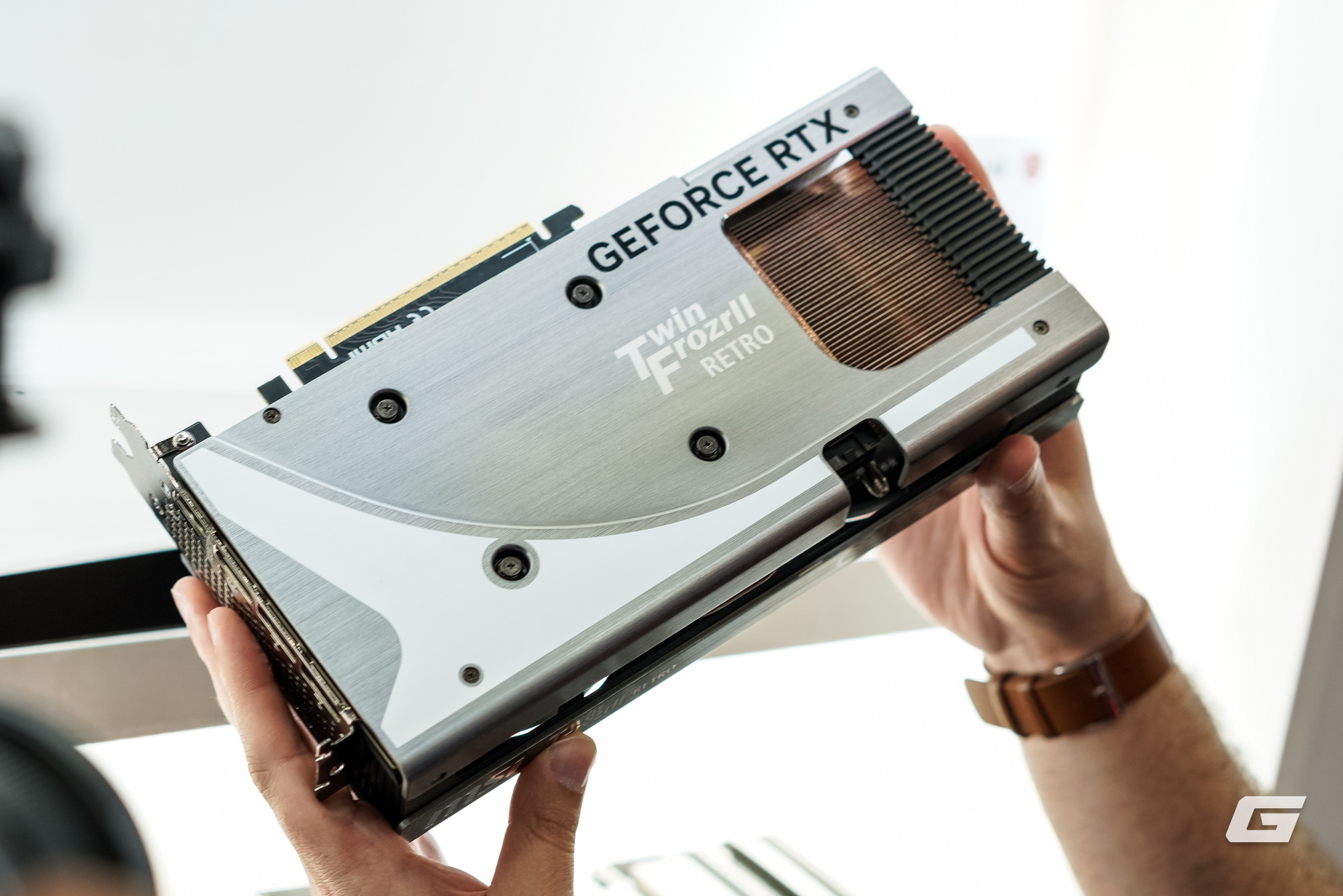 Dạo qua gian hàng MSI tại Computex 2025: GPU mạ Titan, tản nhiệt CPU mà có màn hình... to như smartphone- Ảnh 22.