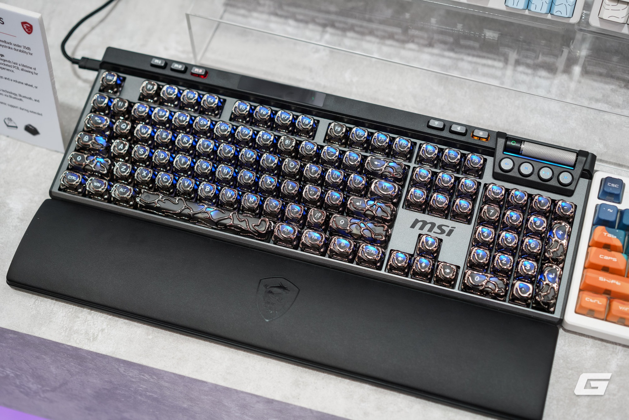 Dạo qua gian hàng MSI tại Computex 2025: GPU mạ Titan, tản nhiệt CPU mà có màn hình... to như smartphone- Ảnh 35.