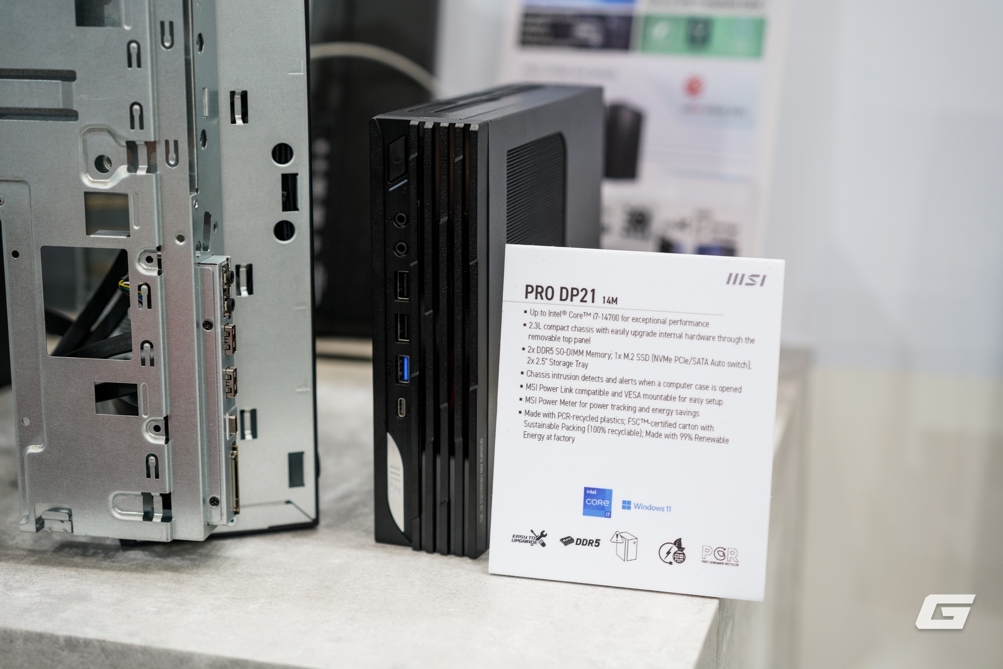 Dạo qua gian hàng MSI tại Computex 2025: GPU mạ Titan, tản nhiệt CPU mà có màn hình... to như smartphone- Ảnh 3.