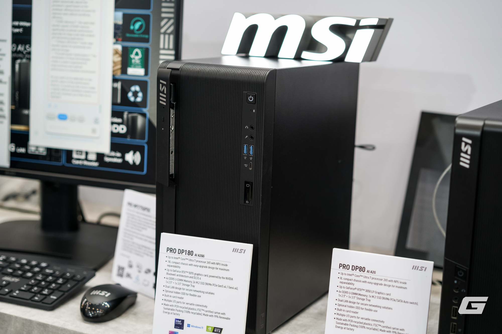 Dạo qua gian hàng MSI tại Computex 2025: GPU mạ Titan, tản nhiệt CPU mà có màn hình... to như smartphone- Ảnh 5.