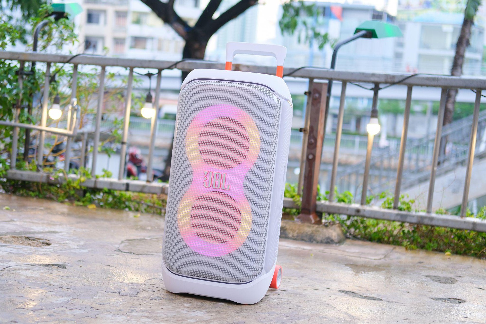 Khám Phá JBL PartyBox Stage 320 Phiên Bản Trắng: Sự Đột Phá Trong Thế Giới Loa Tiệc - Ảnh 1.